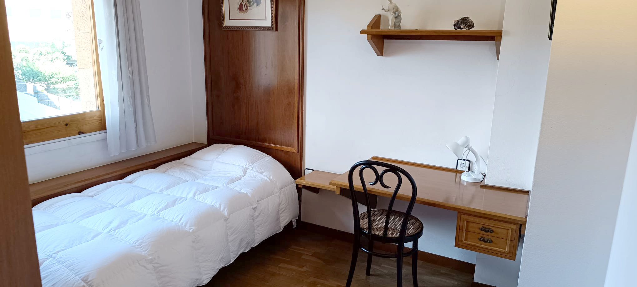 Código 1017712 (Europa). Casa tranquila de estudiantes. Cerdanyola. A 10 minutos en autobus del campus. Habitación grande con vestidor.