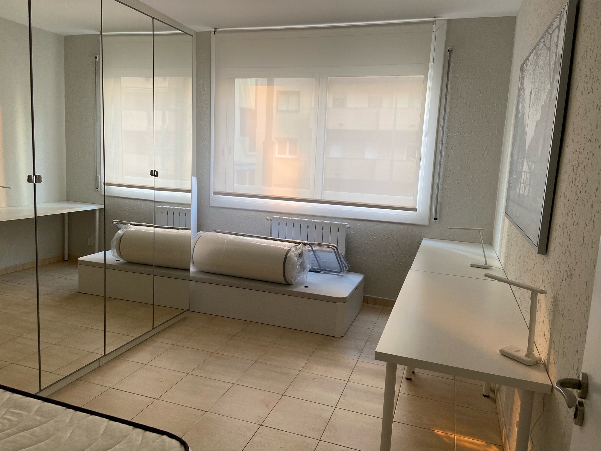 1017691. Brand new student flat in Sabadell. Centrally located, 5 minutes walk from the Catalan railways, station “Creu Alta”.