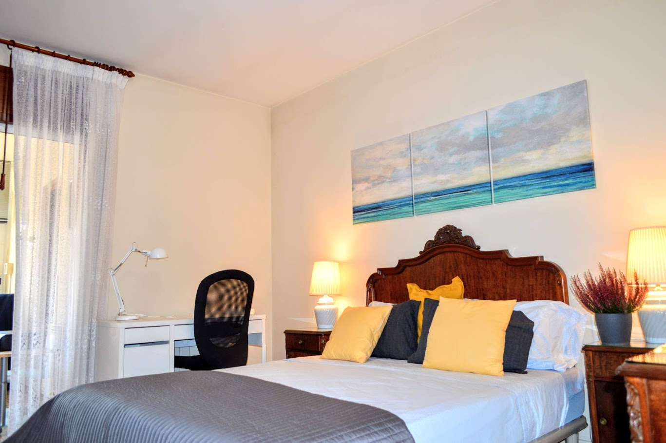 Code 692456. Single room in a 2-storey house to share with students. Rubi, 10 minutes from the Catalan railroads.