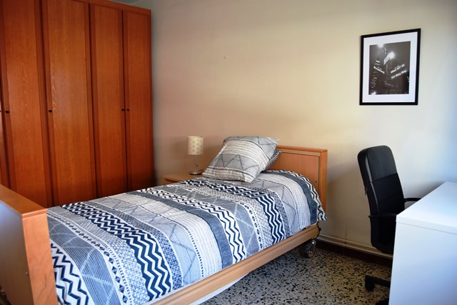 Code 692455. Single room in large 2-storey house to share with students. Rubi. 10 minutes from the railroads “Rubi”.