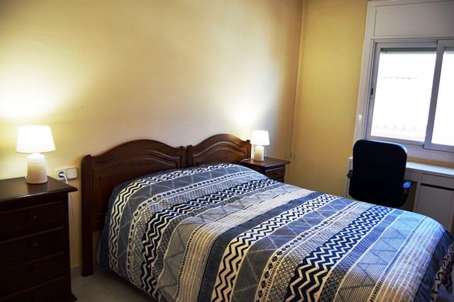 Code 705956. Single room in a 2-storey house to share with students. Rubi, 10 minutes walk from the Catalan railroads Rubi