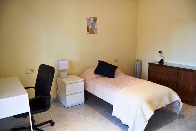 Código 705959. Habitación individual en casa de 2 plantas a compartir con estudiantes. Rubí, a 10 minutos caminando de los ferrocarriles catalanes de Rubi